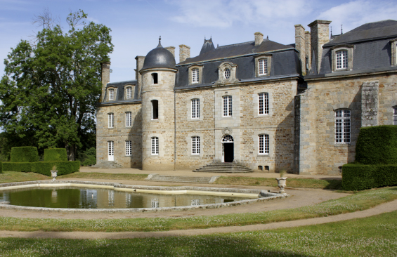 Le Château de Rosanbo donnant sur la fontaine